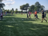 Laatste training S.K.N.W.K. JO8-1 (partijtje tegen de ouders) van maandag 2 juni 2025 (33/123)
